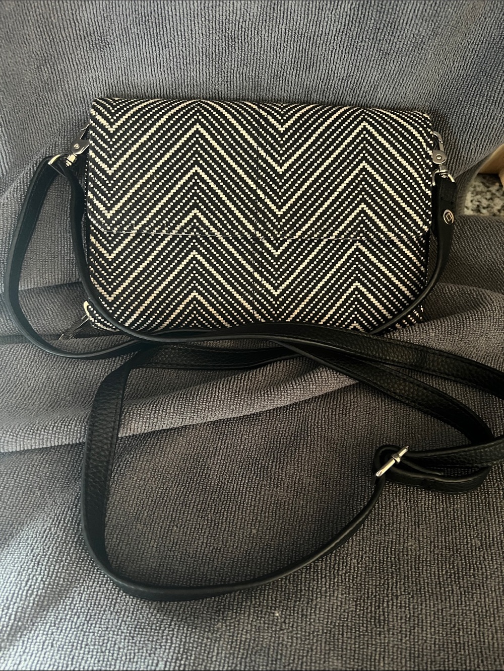 Jewell Chevron Pattern Black & White Crossbody Bag